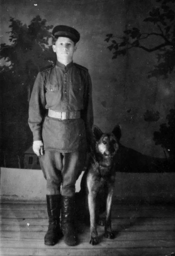 Иван Гайдук и его Салют. Правая рука покусана во время тренировок. 1951 год