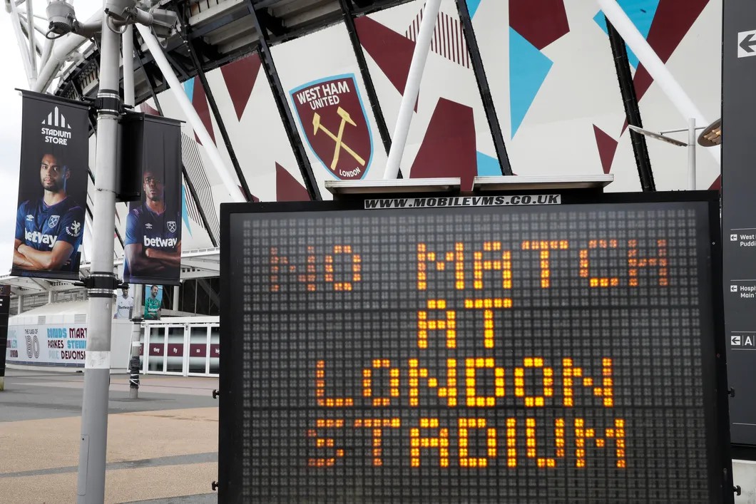 Табло на Олимпийском стадионе Лондона информирует об отмене матчей. Фото: Reuters