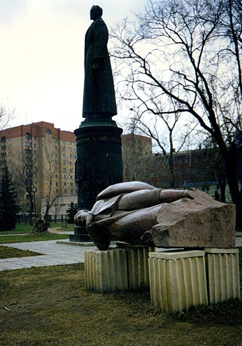 На фото, которое я сделал в начале 90-х в московском «Музеоне», Сталин (с отбитым носом) еще лежит. Позднее его поставят. Фото: Павел Гутионтов