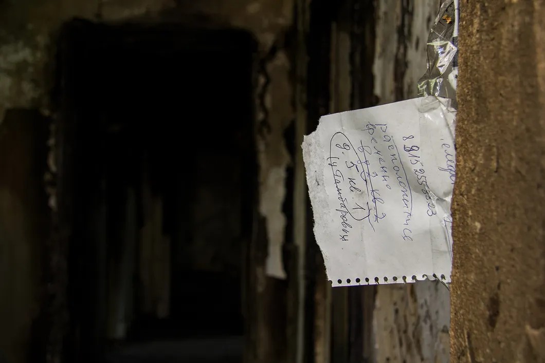 Стены сгоревшего дома с запиской о временном месте проживания. Фото: Светлана Виданова / «Новая газета»