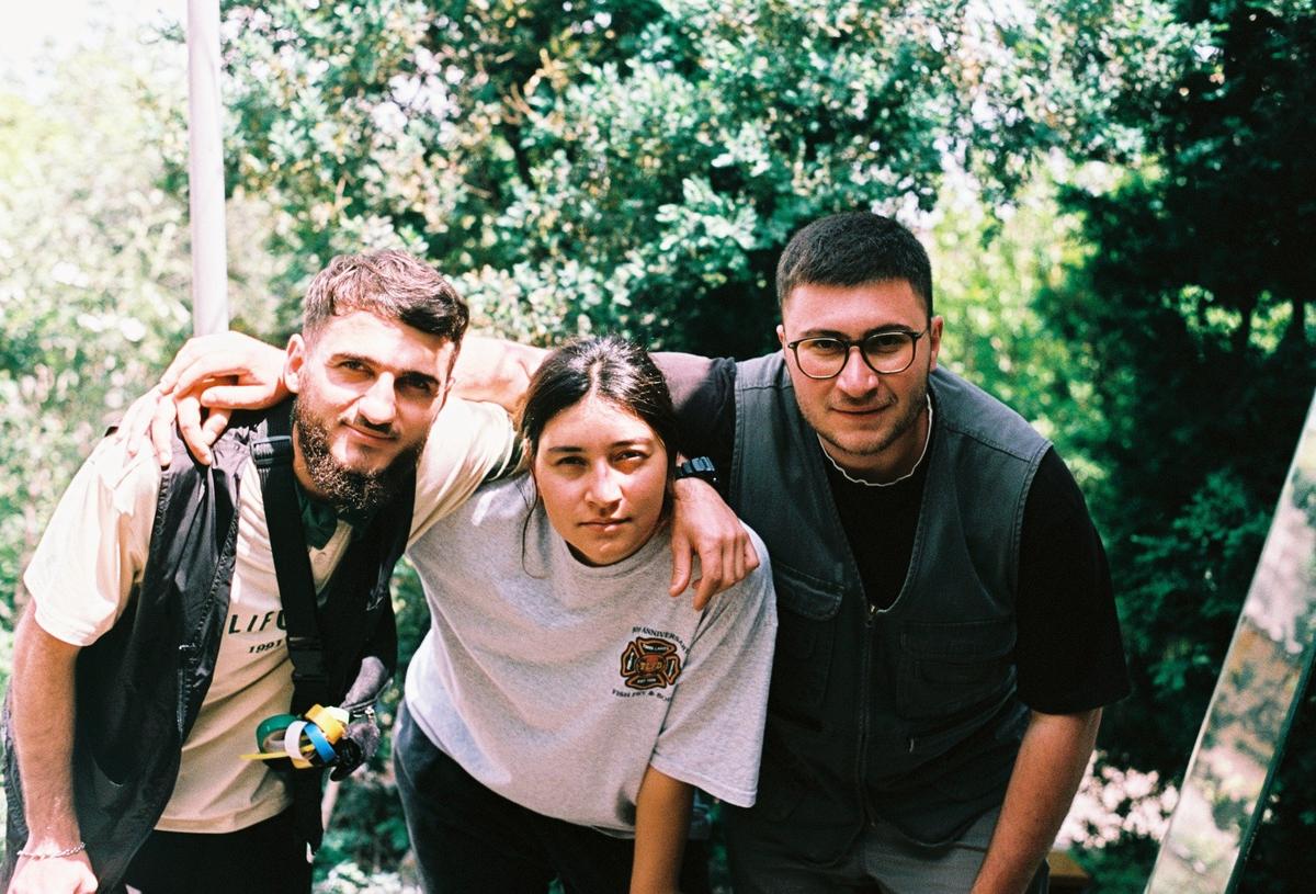 Арсен, Инес и Багдасар на съемочной площадке у Инес. Фото: предоставлено студентами школы