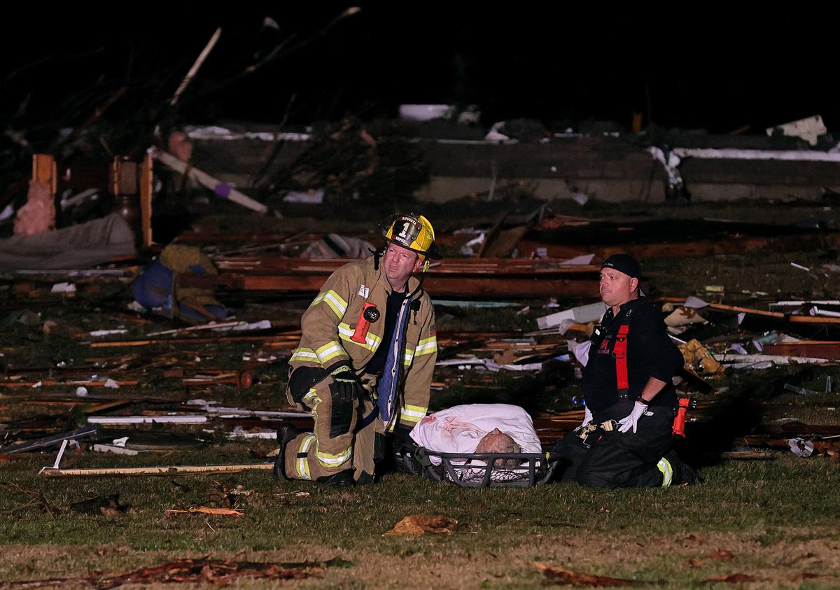 Спасатели и пострадавший во время смерча. Фото: David Carson / St. Louis Post-Dispatch / TNS / ABACAPRESS.COM
