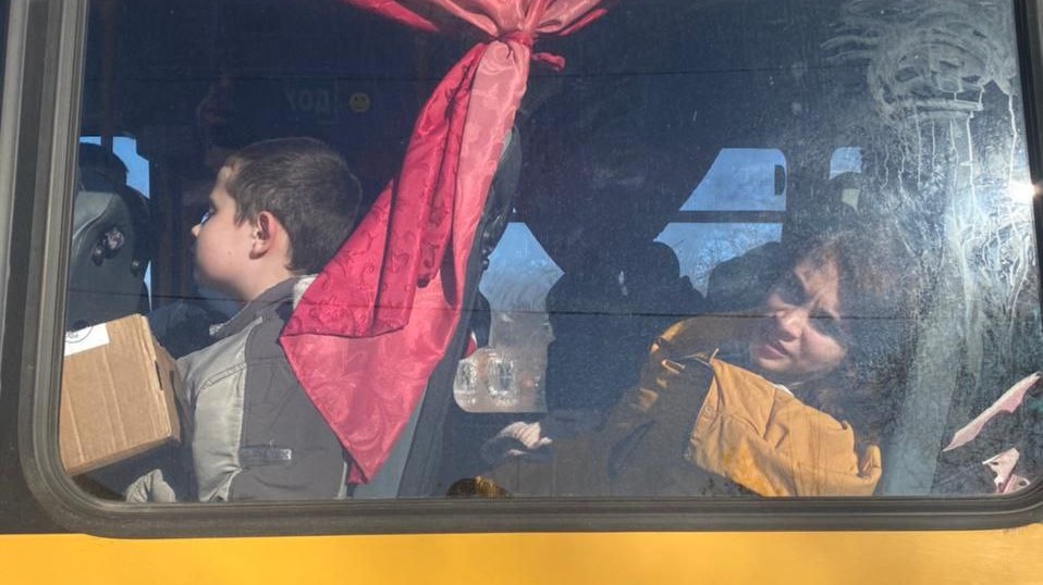 Сотни беженцев из «ДНР» всю ночь провели в холодных автобусах