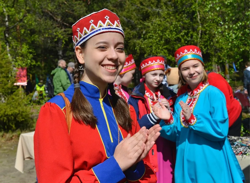 Девушки в традиционных саамских нарядах. Фото: Лев Федосеев / ТАСС