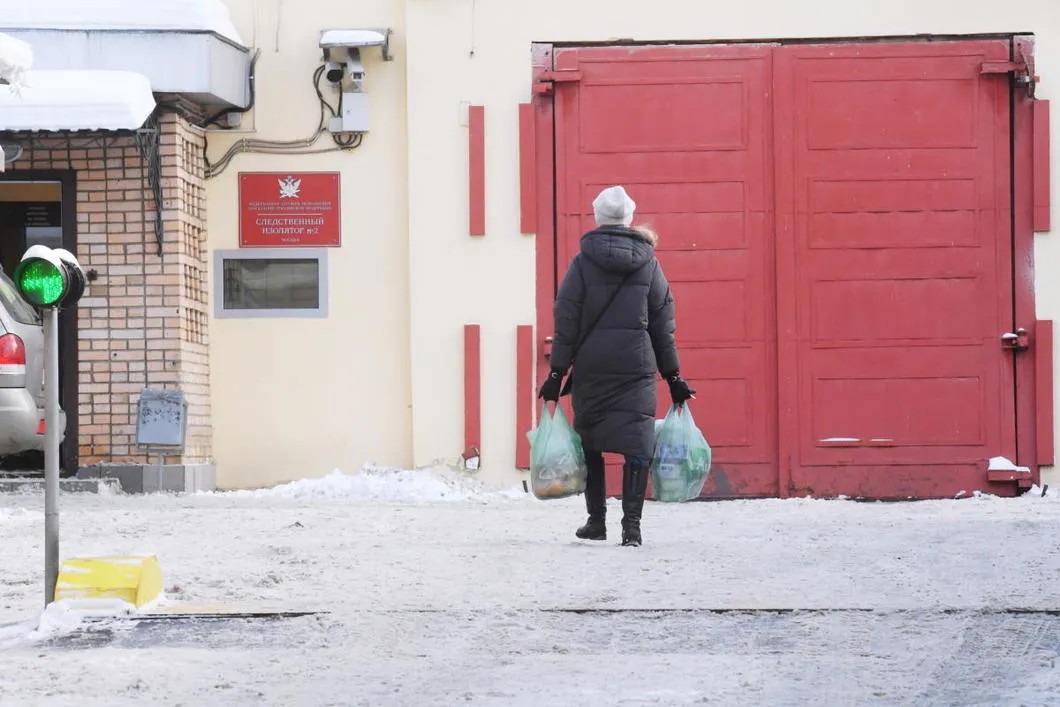 Женщина несет передачу в следственный изолятор «Лефортово». Фото: РИА Новости