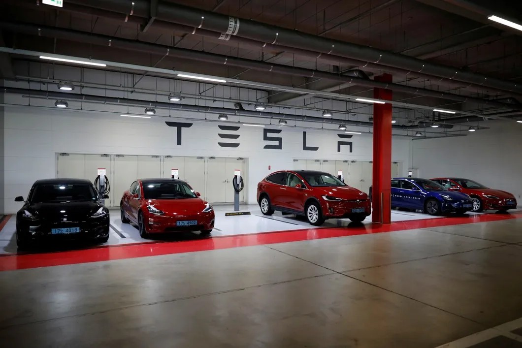 Автомобили Tesla, выставленные для тест-драйва. Южная Корея. Фото: Reuters
