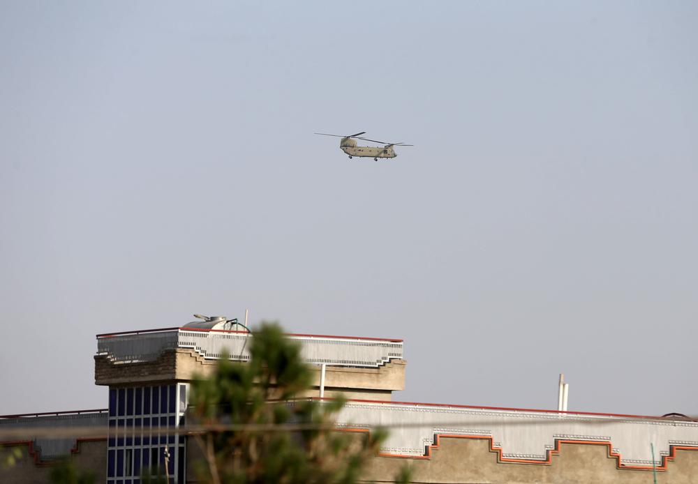 Вертолет «Чинук» над Кабулом, 15 августа 2021 год. Фото: REUTERS