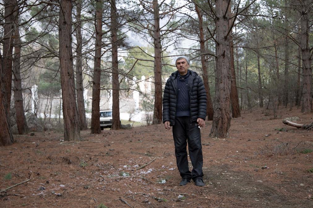После случая с полицейскими Сергей Кабак больше не ходит в глубь леса. Фото: Арден Аркман / «Новая»
