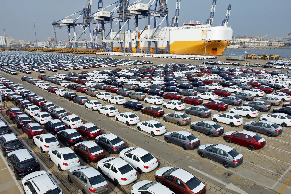Автомобили китайских производителей перед погрузкой на экспорт в порту Яньтай. Фото: Zuma \ TASS