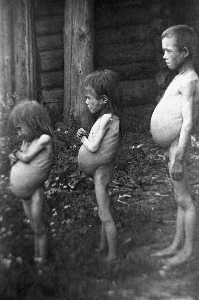 Трое голодающих сирот пяти, семи и двенадцати лет — голодающие дети Поволжья, 1922 год. Фото: ТАСС