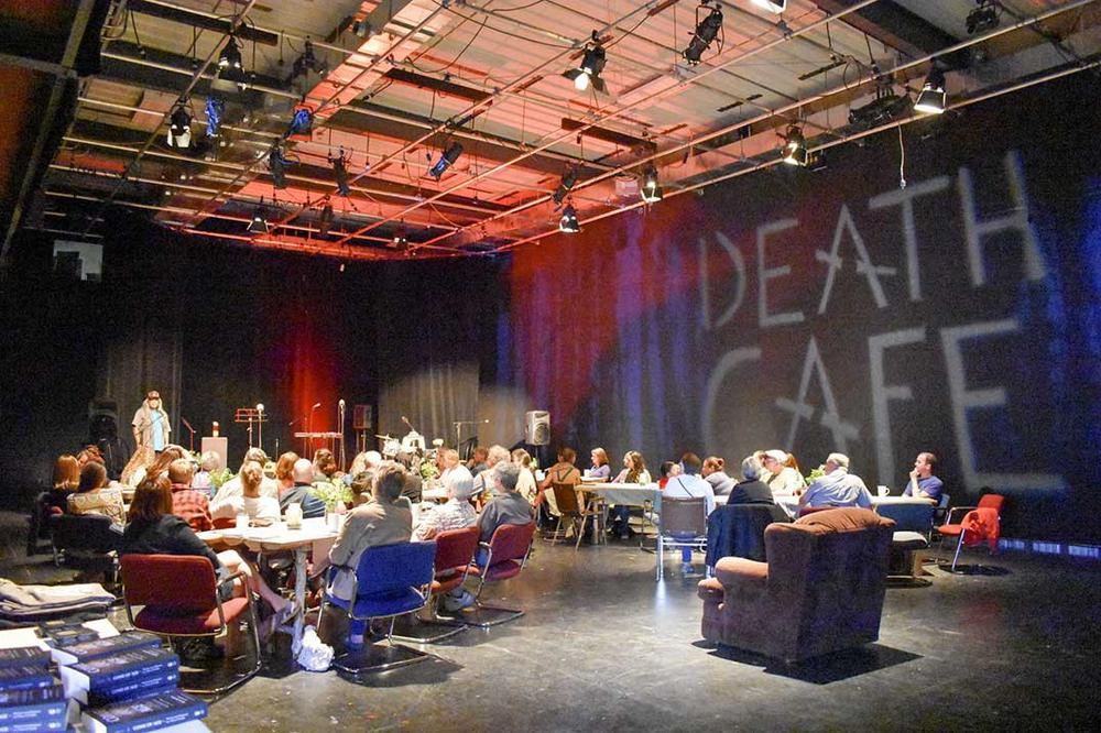 Посетители в Death Cafe. Фото: Manitoulin.com