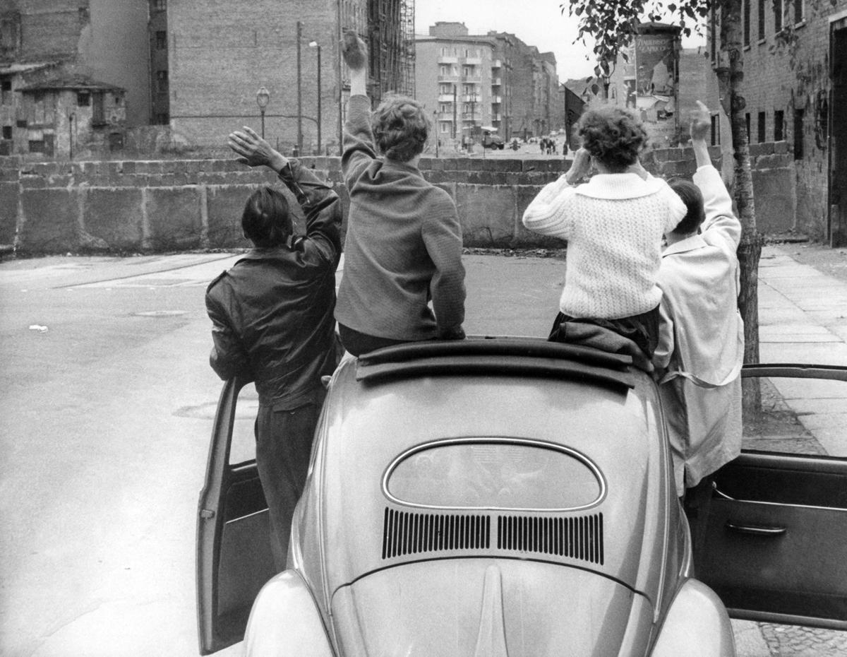 Граждане Западного Берлина машут рукой через Берлинскую стену друзьям и родственникам в Восточном Берлине, 10 сентября 1961 года. Фото: picture-alliance / dpa