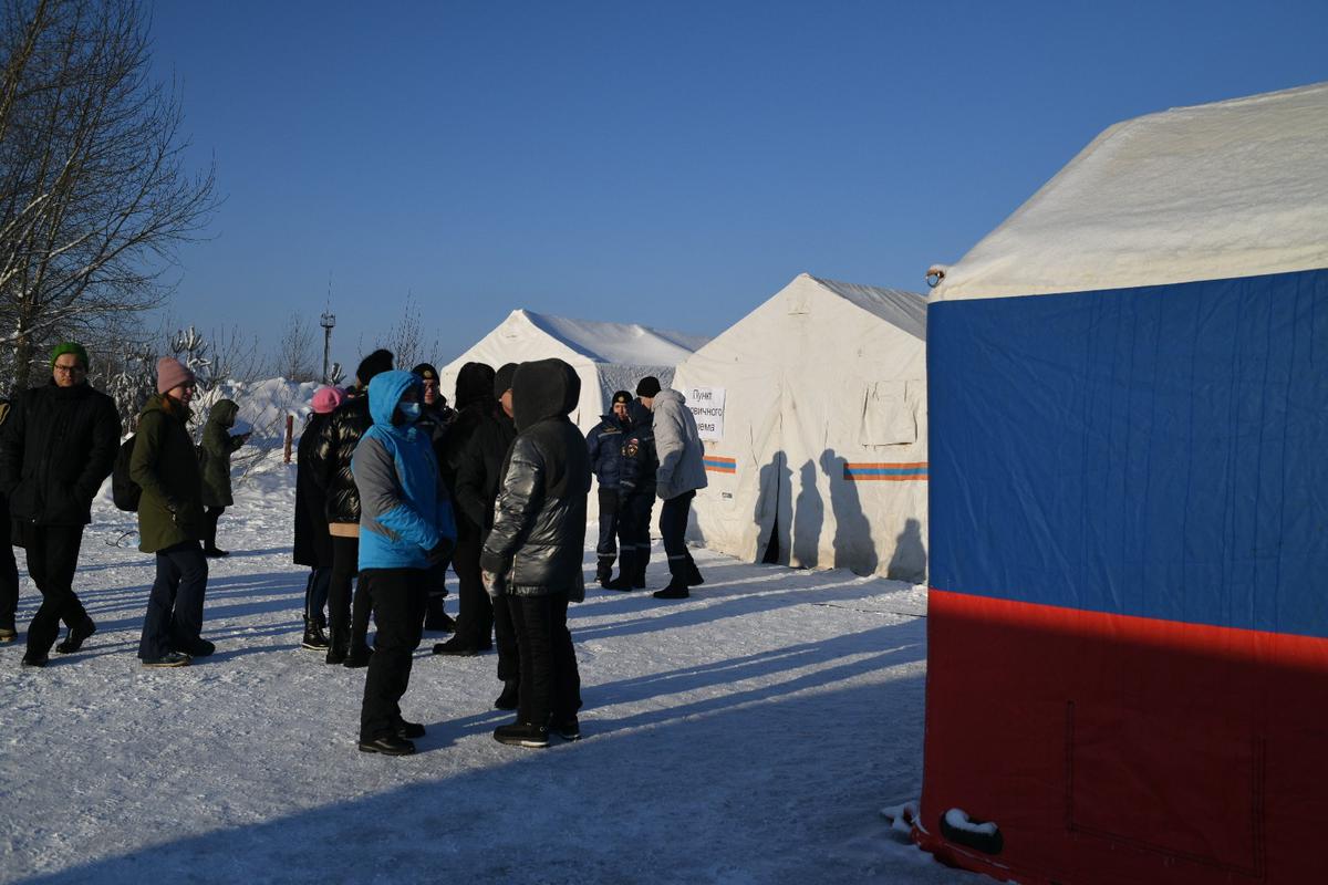 Родственники погибших у палаточного лагеря. Фото: Светлана Виданова / «Новая газета»