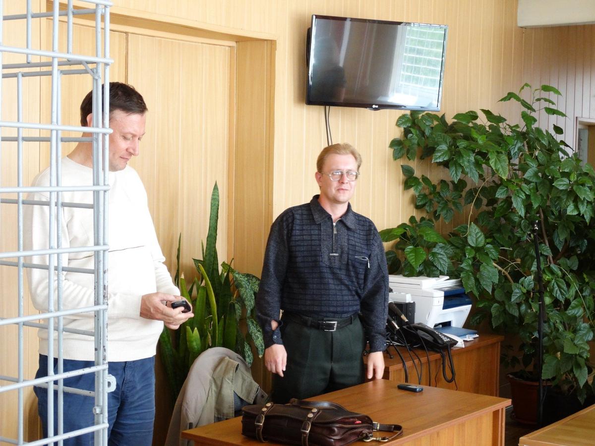 Учитель Александр Бывшев (справа) получил в суде урок бездушия. Фото: Алексей Карнаухов