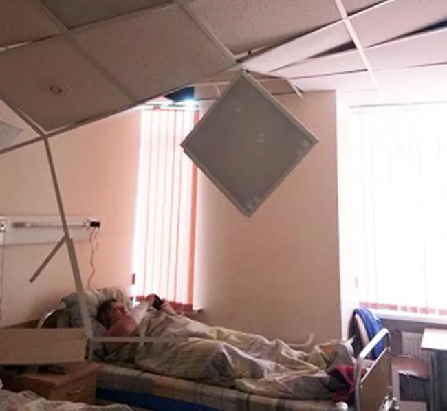 Такие повреждения потолоку в больничной полате, по мнению руководства КБ №122, мог нанести порыв ветра / Фото: facebook.com