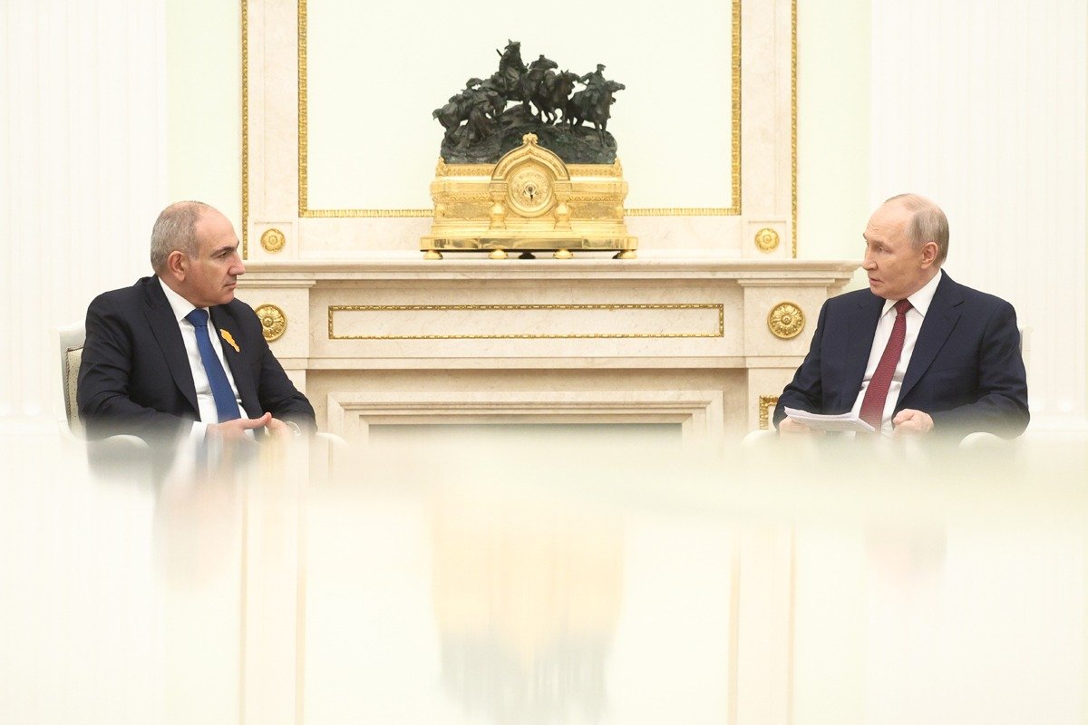 Президент РФ Владимир Путин и премьер-министр Армении Никол Пашинян во время встречи в Кремле, 1 апреля 2026 года. Фото: Софья Сандурская / ТАСС