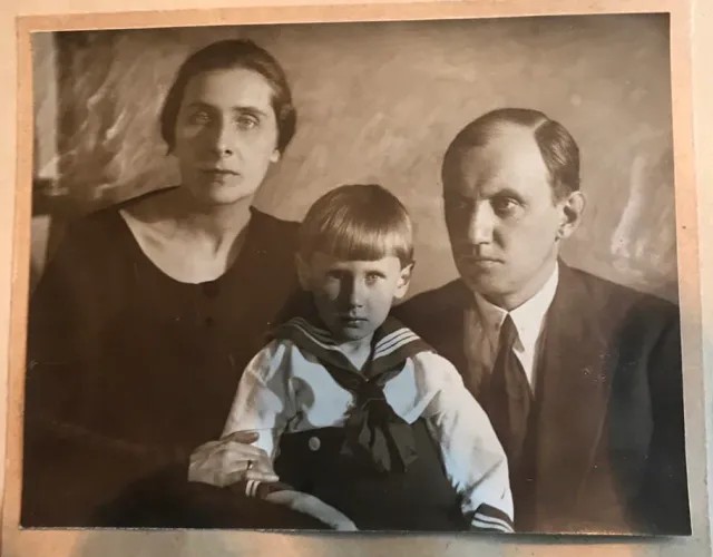 Бабушка с отцом и дедом — «фашизатором русско-немецкого словаря». Примерно 1927 год. Фото из архива Леонида Никитинского