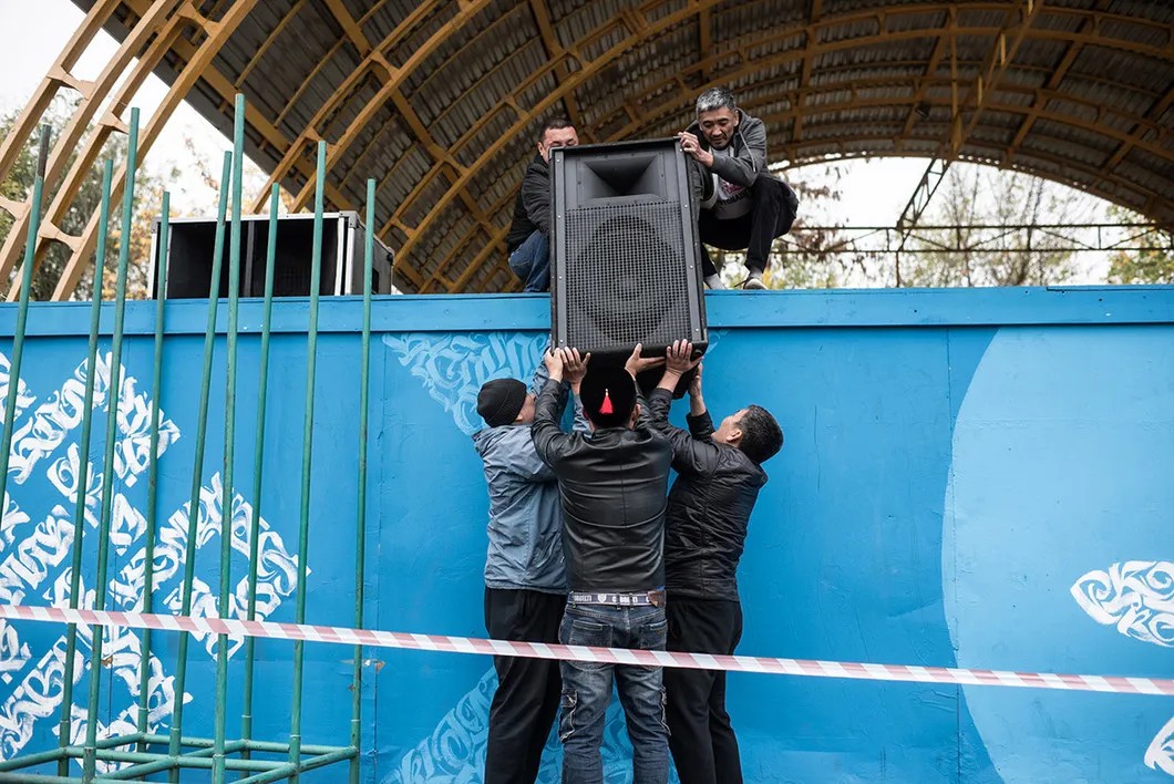 Активисты спускают звуковое оборудование со сцены, которую власти начали ремонтировать перед началом митинга. Фото: Алина Десятниченко, специально для «Новой»