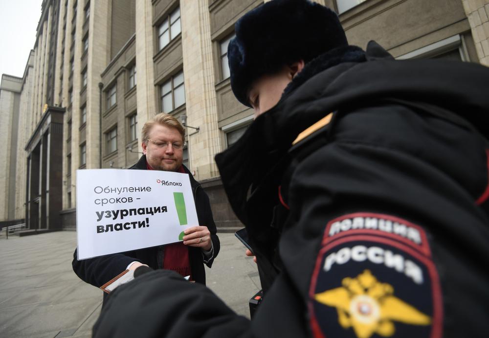 Участник одиночного пикета против обнуления президентских сроков у здания Государственной Думы РФ, март 2020 года. Фото: РИА Новости