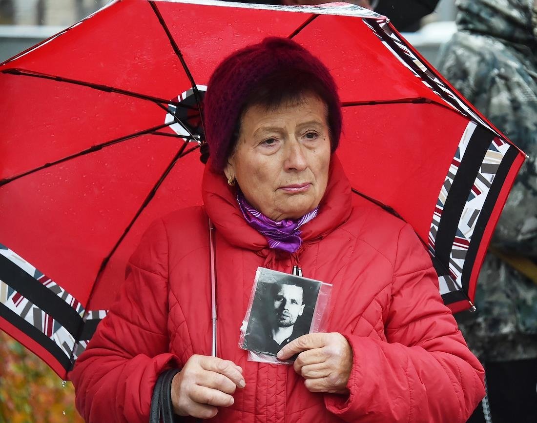 Акция «Бессмертный ГУЛАГ» — одиночные пикеты в память о жертвах политических репрессий — у Соловецкого камня на Лубянской площади. Фото: Ирина Бужор / Коммерсантъ