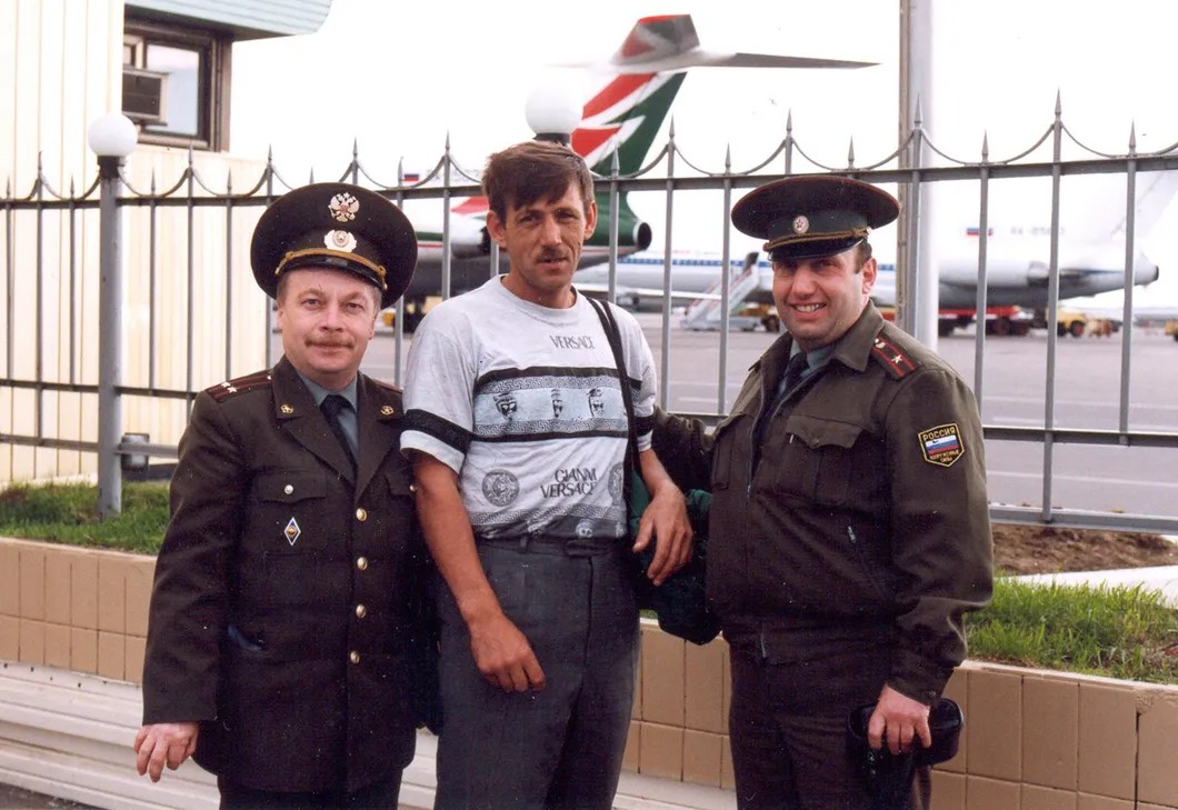 В центре, в гражданке, вывезенный Измайловым (справа) прапорщик, слева — его командир. Фото из архива