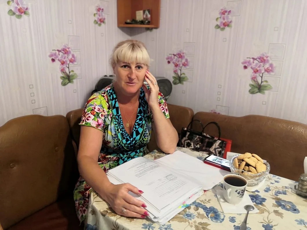 Татьяна Шевчук показывает папку с официальной перепиской. Фото: Екатерина Резникова