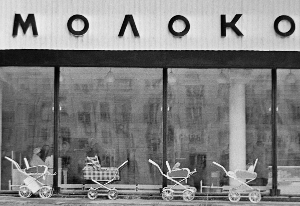 Москва. Магазин «Молоко» в микрорайоне Чертаново. Фото: Валерий Зуфаров / ТАСС