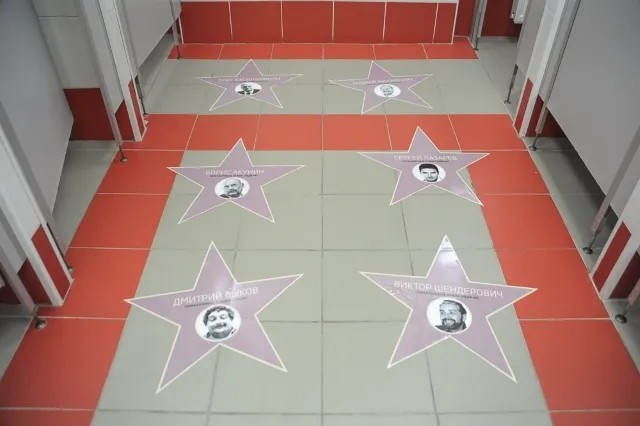 Именные звезды Быкова, Шендеровича, Акунина на полу туалета на Киевском вокзале. Еще одна акция ненависти