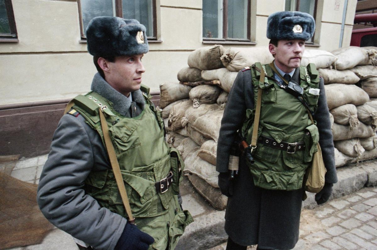 26 января 1991 года. Рига. Военнослужащие внутренних войск во время охраны здания Верховного Совета Латвийской республики. Фото: Дмитрий Соколов / Фотохроника ТАСС