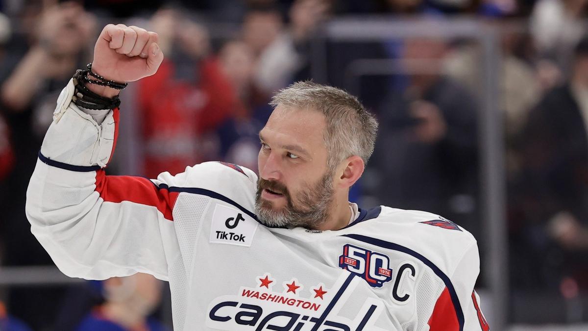 Объятья Дембеле, Александр Великий, британский король и нейтральная королева