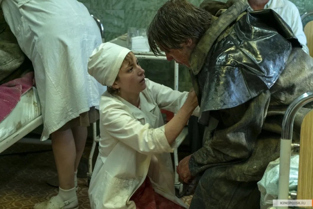 Кадр из сериала «Чернобыль». Ликвидатор в больнице
