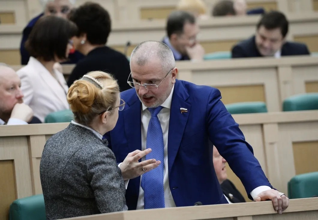 Сенаторы Андрей Клишас и Елена Мизулина. Фото: РИА Новости