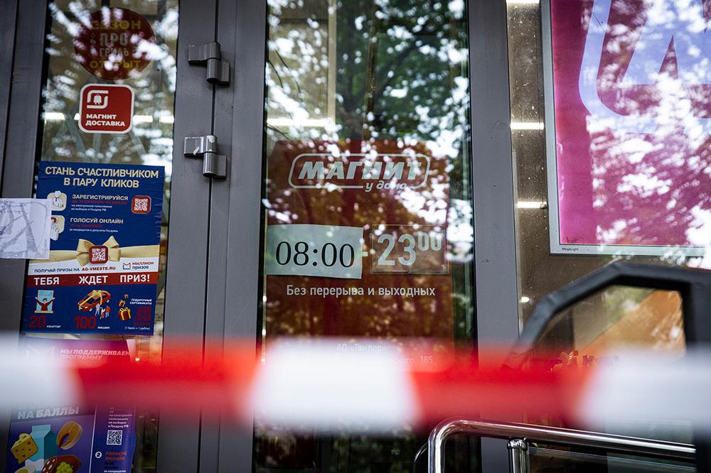 Дверь опечатанного магазина «Магнит» на Совхозной улице. Фото: Влад Докшин / «Новая газета»