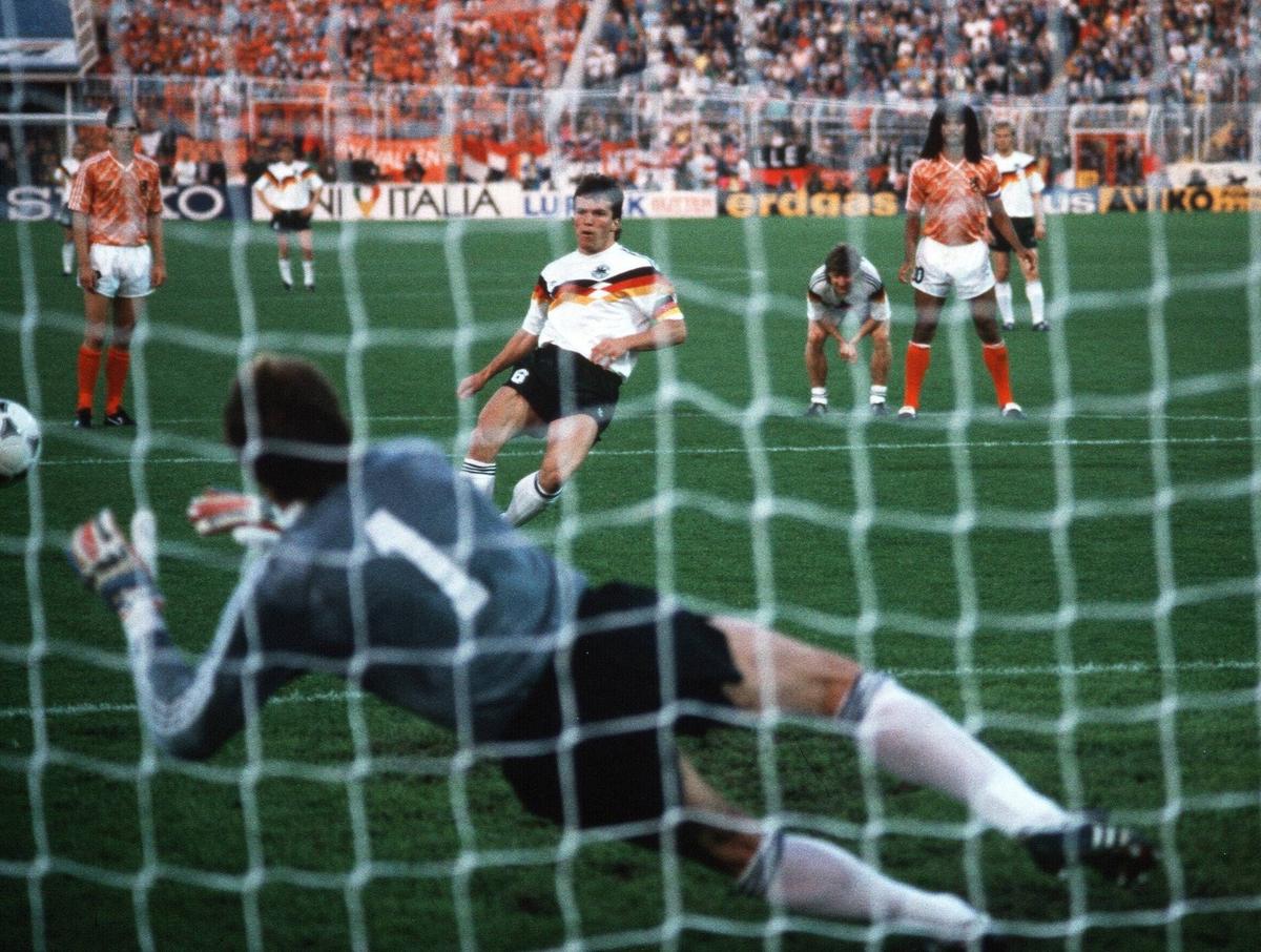 Лотар Маттеус забивает гол, 1988 год. Фото: imago / Pressefoto Baumann