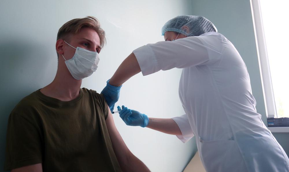 Во время вакцинации против короновирусной инфекции препаратом «КовиВак». Фото: РИА Новости