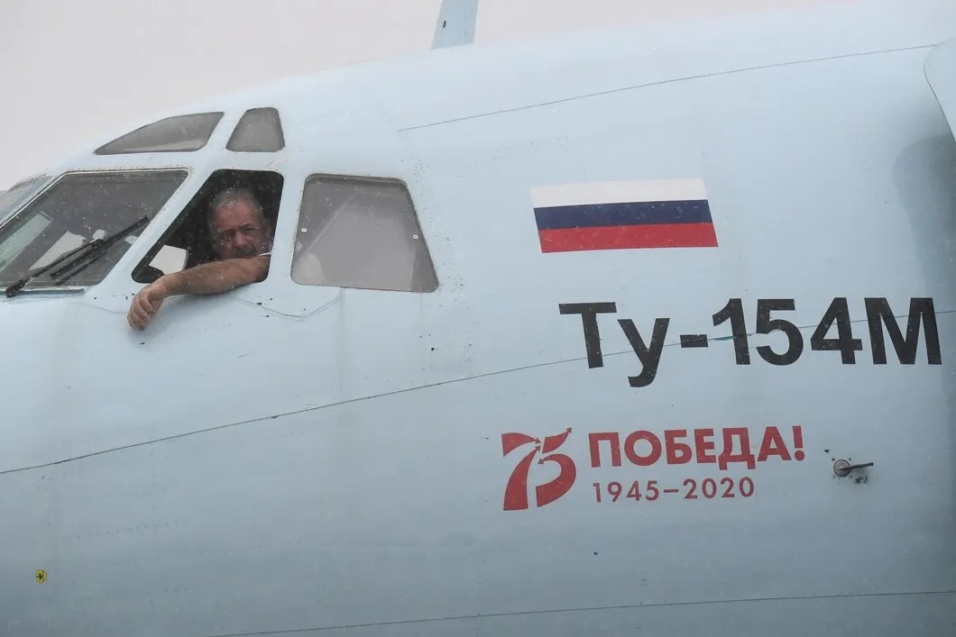 Александр Лешкевич на борту Ту-154. Фото: РИА Новости