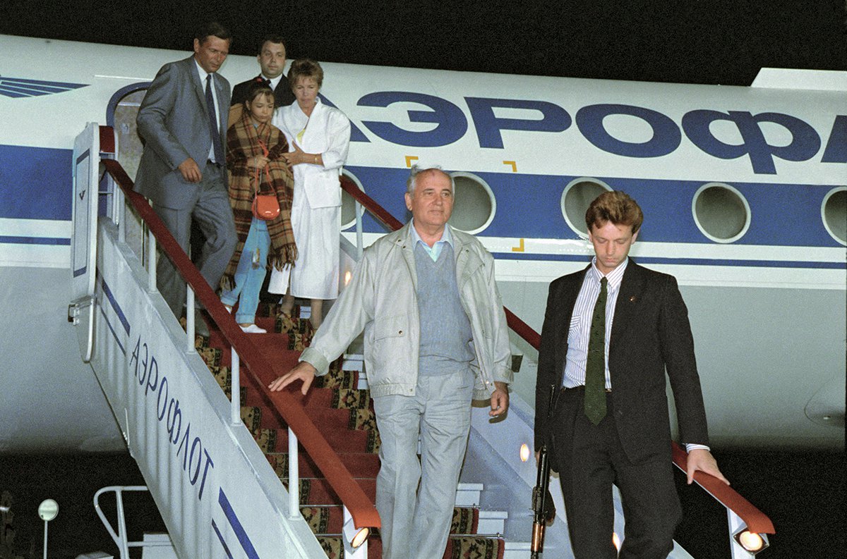 Президент СССР Горбачев М.С. с семьей возвращается из Фороса в Москву, 22 августа 1991 года. Фото: Юрий Лизунов / Фотохроника ТАСС