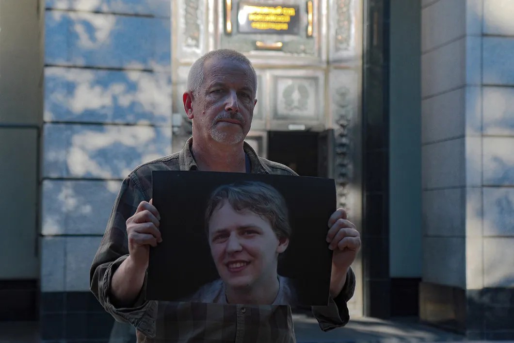 Активист у здания Верховного суда с портретом Дмитрия Полетаева. Фото: Светлана Виданова / «Новая»