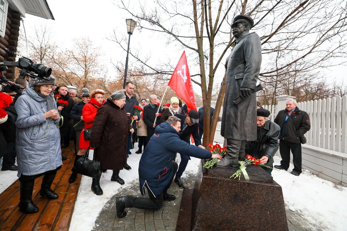 Вологда. Губернатор Георгий Филимонов (в центре) во время открытия памятника Сталину. Фото: Владимир Смирнов / ТАСС