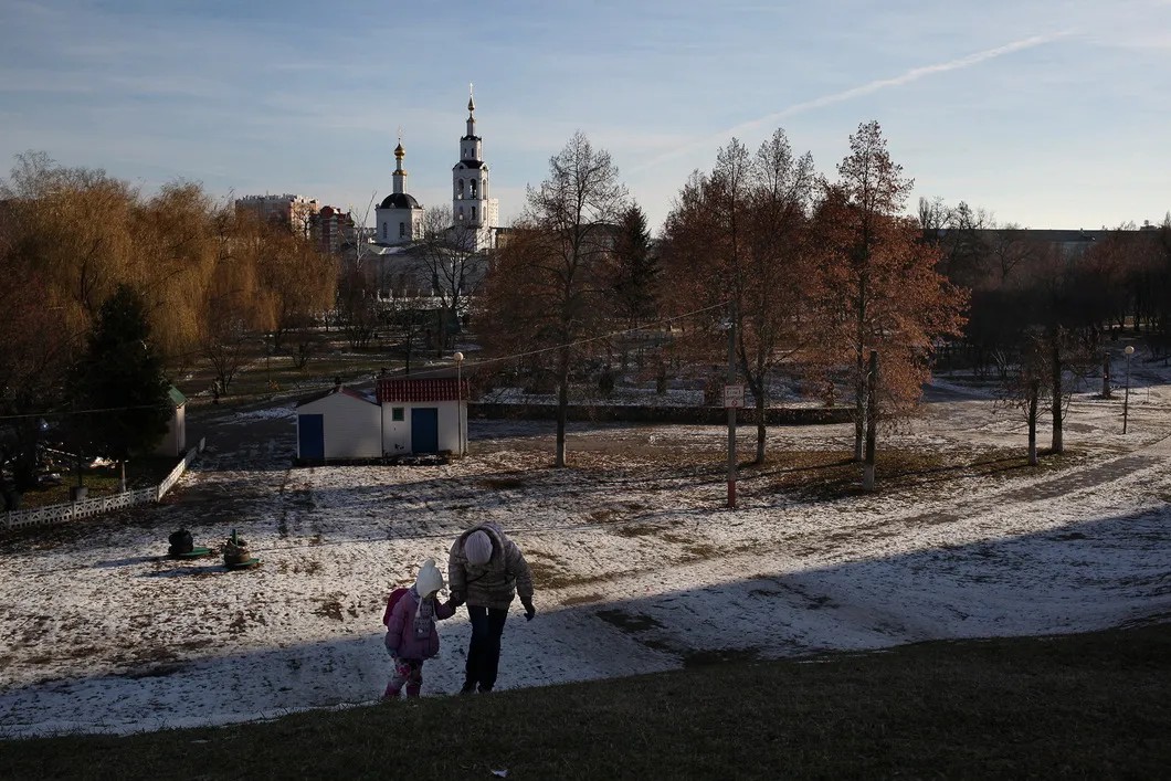 С дочкой в центральном детском парке. Фото: Анна Артемьева / «Новая газета»