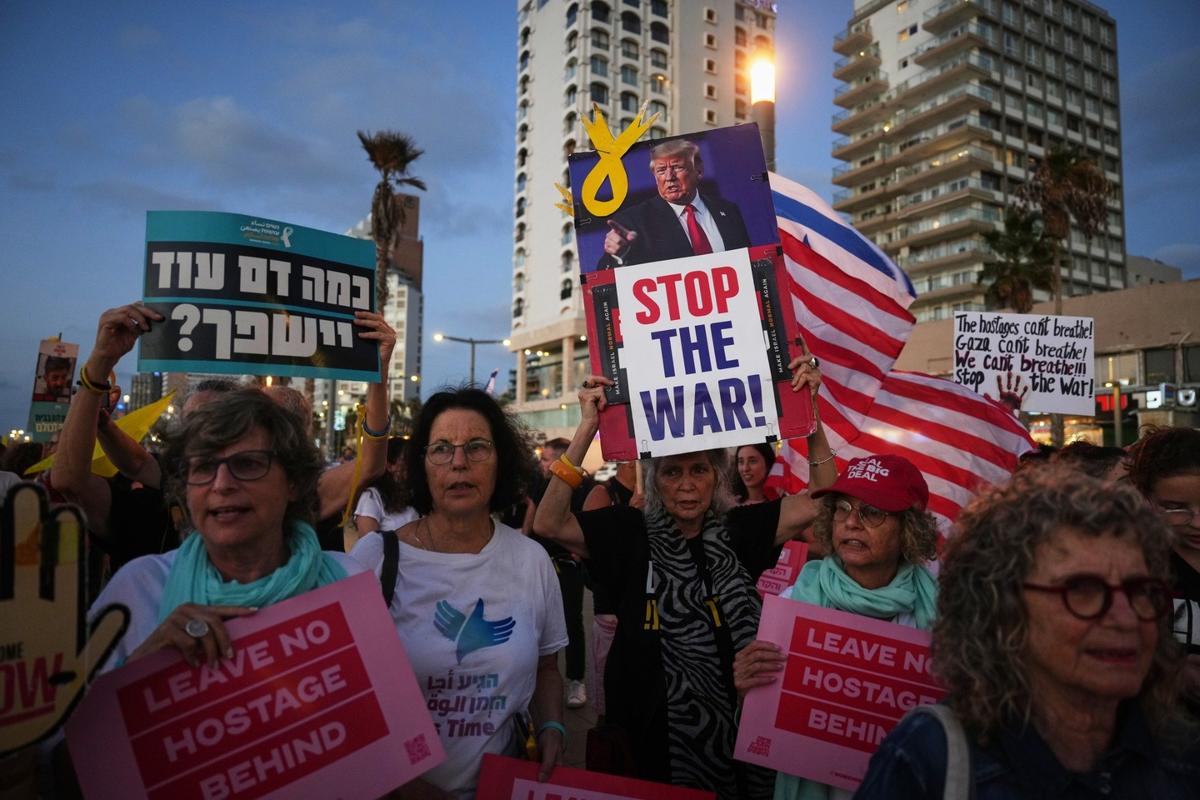 Акция у посольства США в Тель-Авиве с требованием освобождения заложников, удерживаемых ХАМАС. Фото: AP / TASS