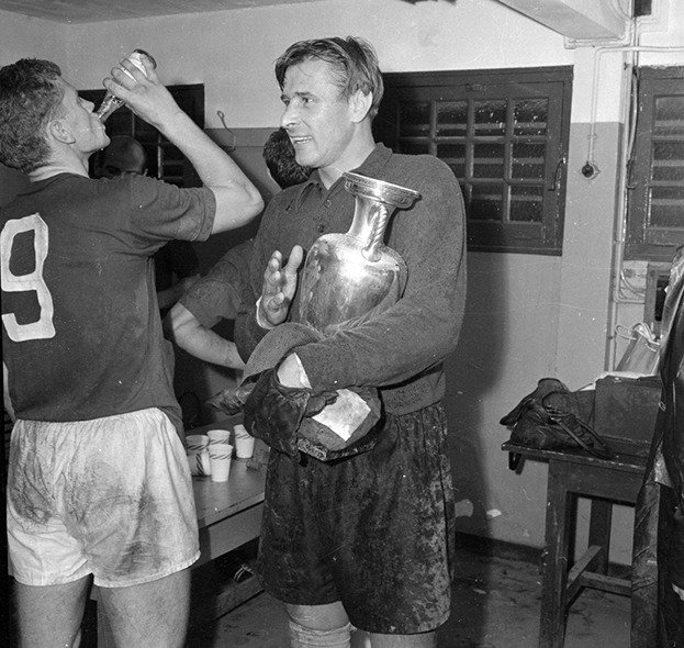 Виктор Понедельник (слева) и Лев Яшин. Финал Кубка Европы 1960 года. Фото: Олег Неелов