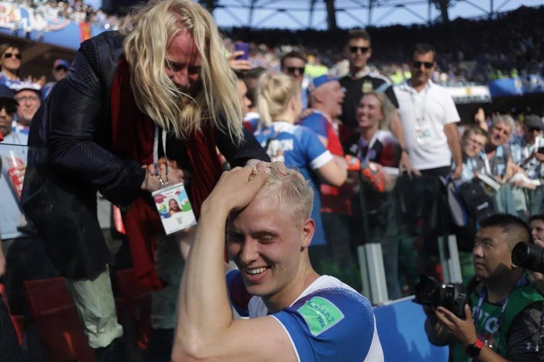 Игроки сборной Исландии подошли к трибуне со своими болельщиками / Влад Докшин, «Новая газета»