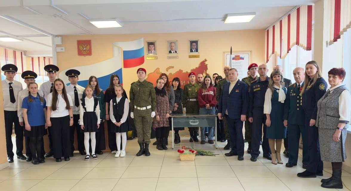 Депутат ГД Швыткин и сотрудники ФСИН открывают парту героя, Данила Рязанцева, в 23-й школе Красноярска. Фото: ГУФСИН края