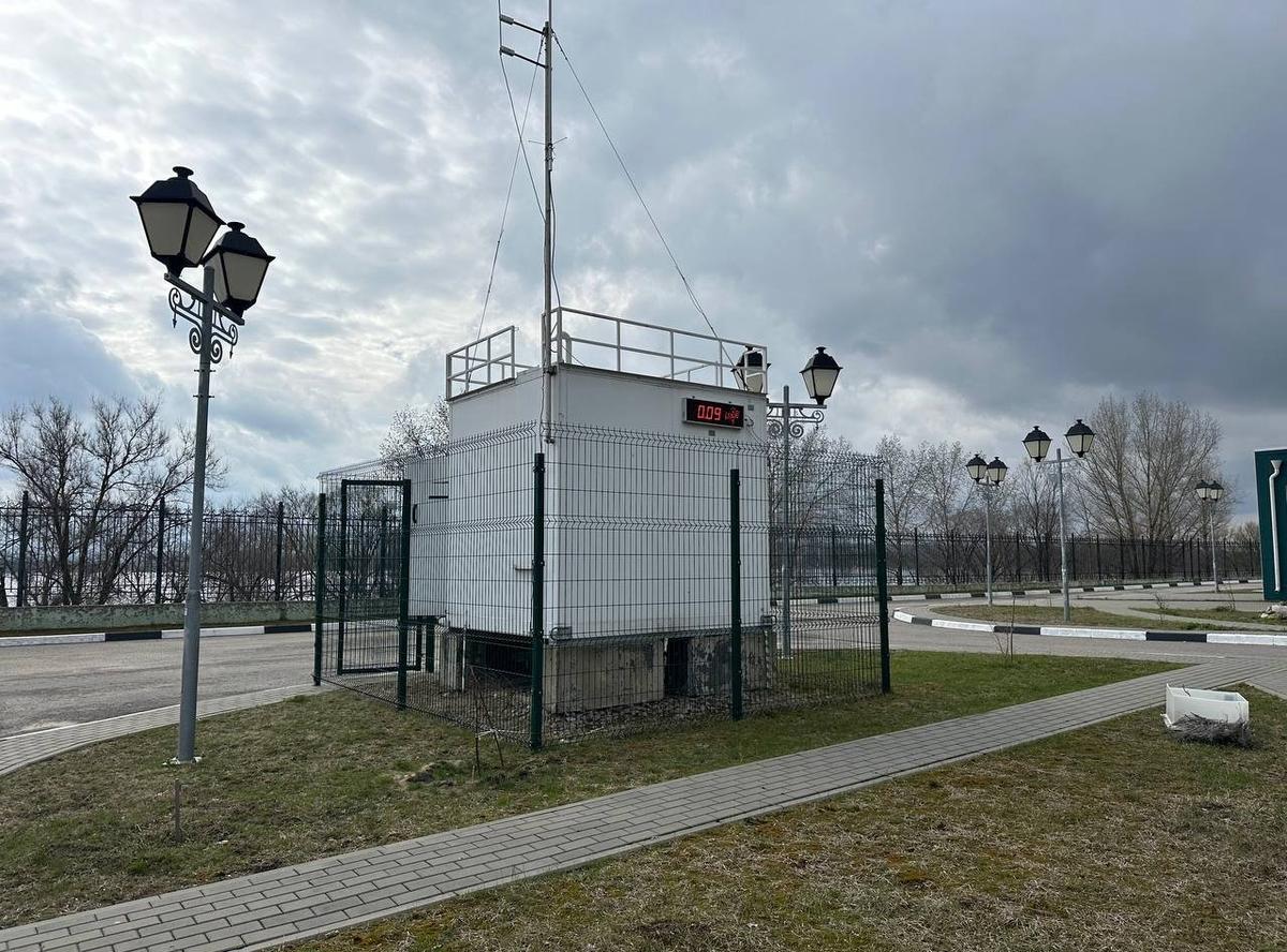 Белые «будки» АСКРО — автоматизированной системы контроля радиационной обстановки. Фото: Валерия Федоренко / «Новая газета»