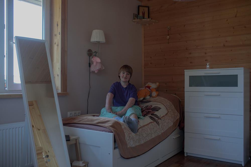 Юля в своей комнате. Дом сопровождаемого проживания Раздолье. Фото: Светлана Булатова, специально для «Новой газеты»