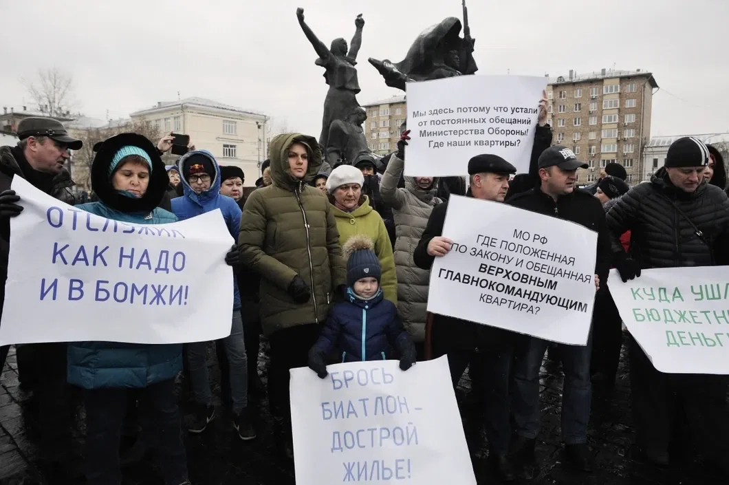 Митинг солдат. Митинг бомжей. Митинги в России бомжи. Морин Евгений Васильевич Бездомный полк. Бездомный полк вылезает из подземного мира.