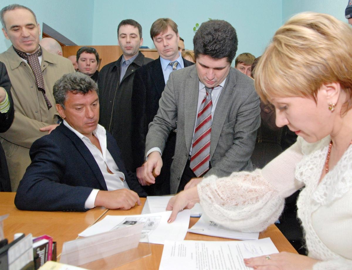 Борис Немцов подает документы на регистрацию кандидатом в мэры Сочи. Фото: ITAR-TASS