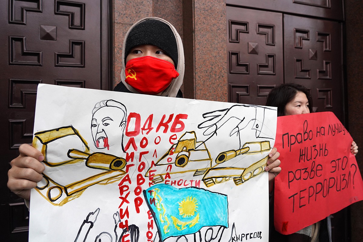 Акция против ввода миротворцев ОДКБ в Казахстан в Бишкеке. Фото: Абылай Саралаев/ТАСС