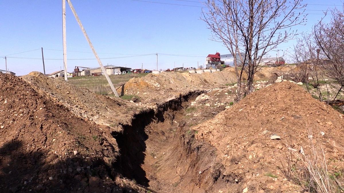 Село Дубровное. Ямы от ремонта водопровода, которые закопали. Фото: Надежда Андреева / «Новая газета»